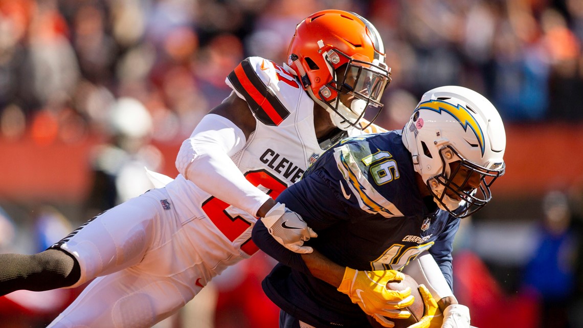 Cleveland Browns strong safety Derrick Kindred (26) trips up