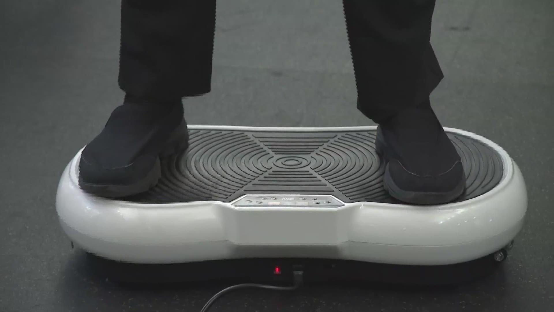 Jan. 17, 2020: Looking to lose some weight this year? We tested out the Hurtle Fitness Vibration Platform, UB Toner and Sports Hoop to see how they work.
