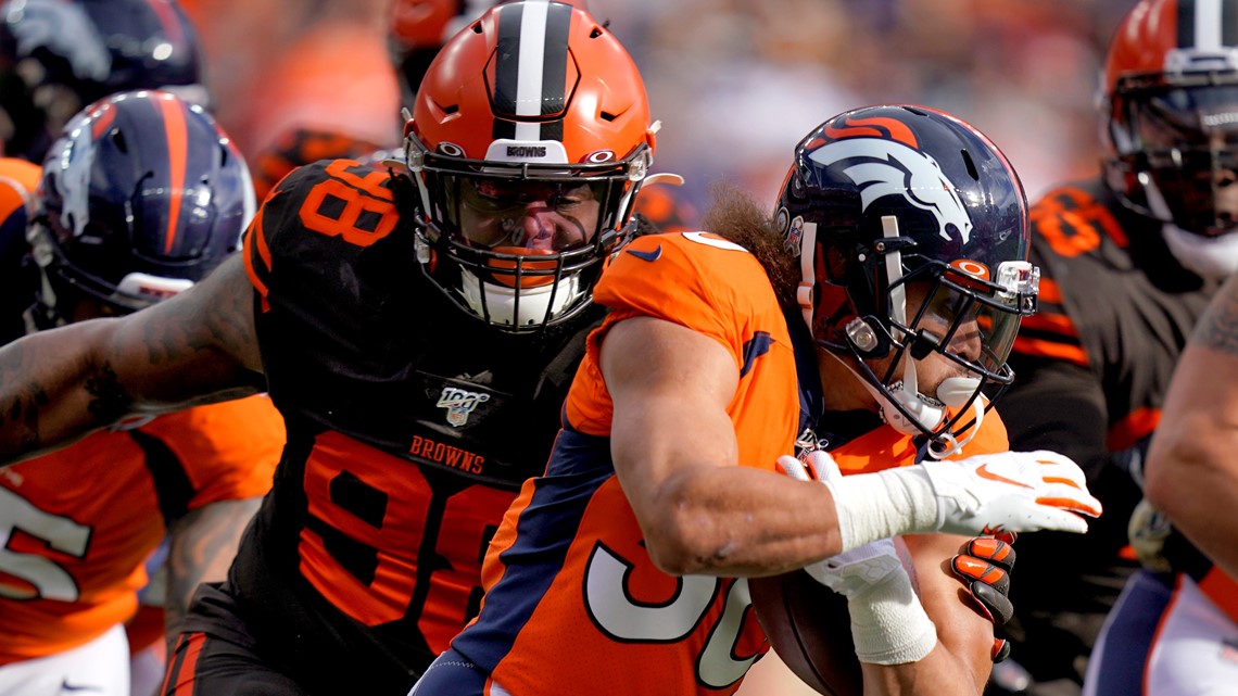 Browns' win over the Steelers ends in a helmet swing and a brawl