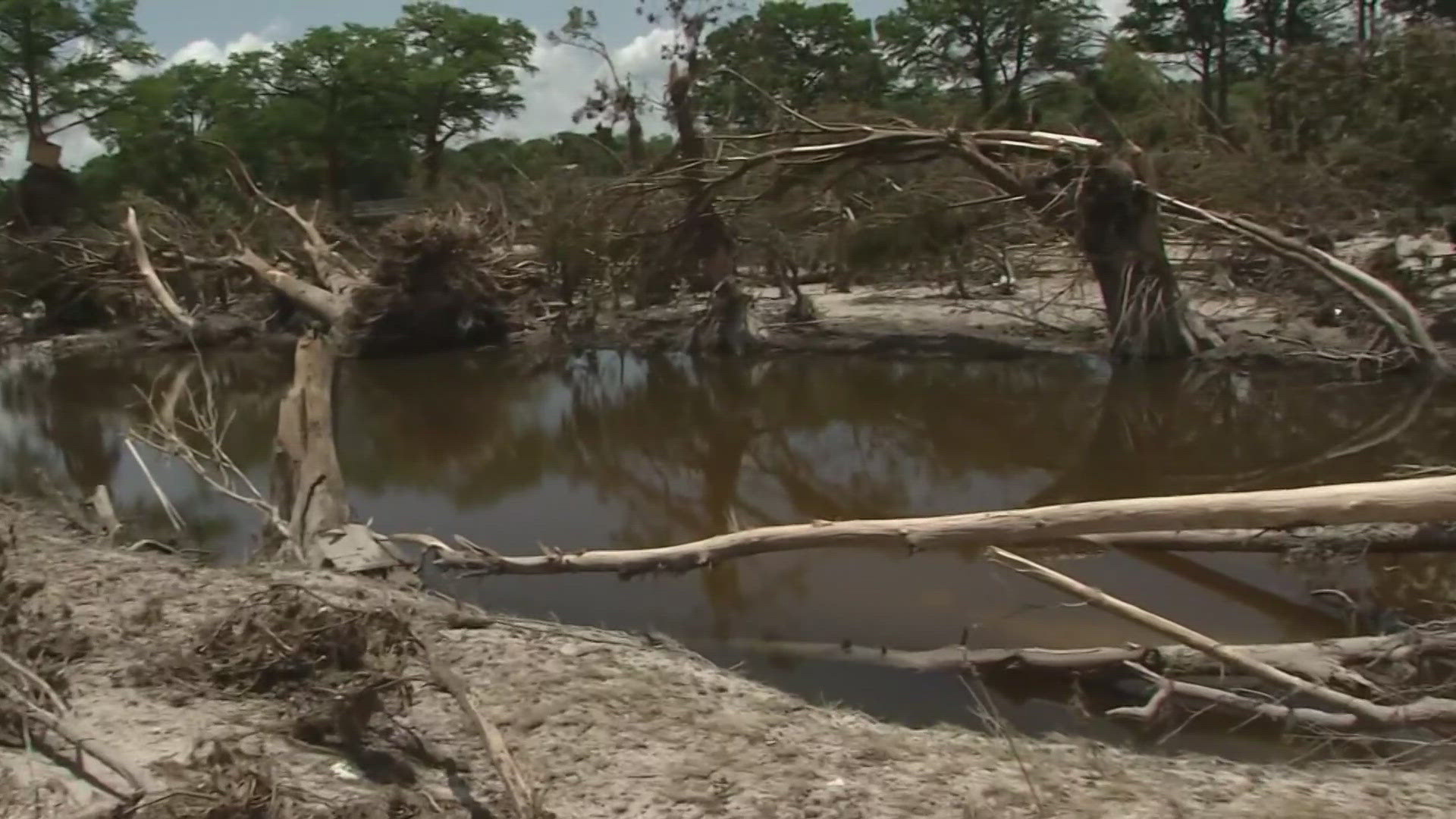 Current and former National Weather Service officials defended the agency, pointing to urgent flash flood warnings issued in pre-dawn hours before the river rose.