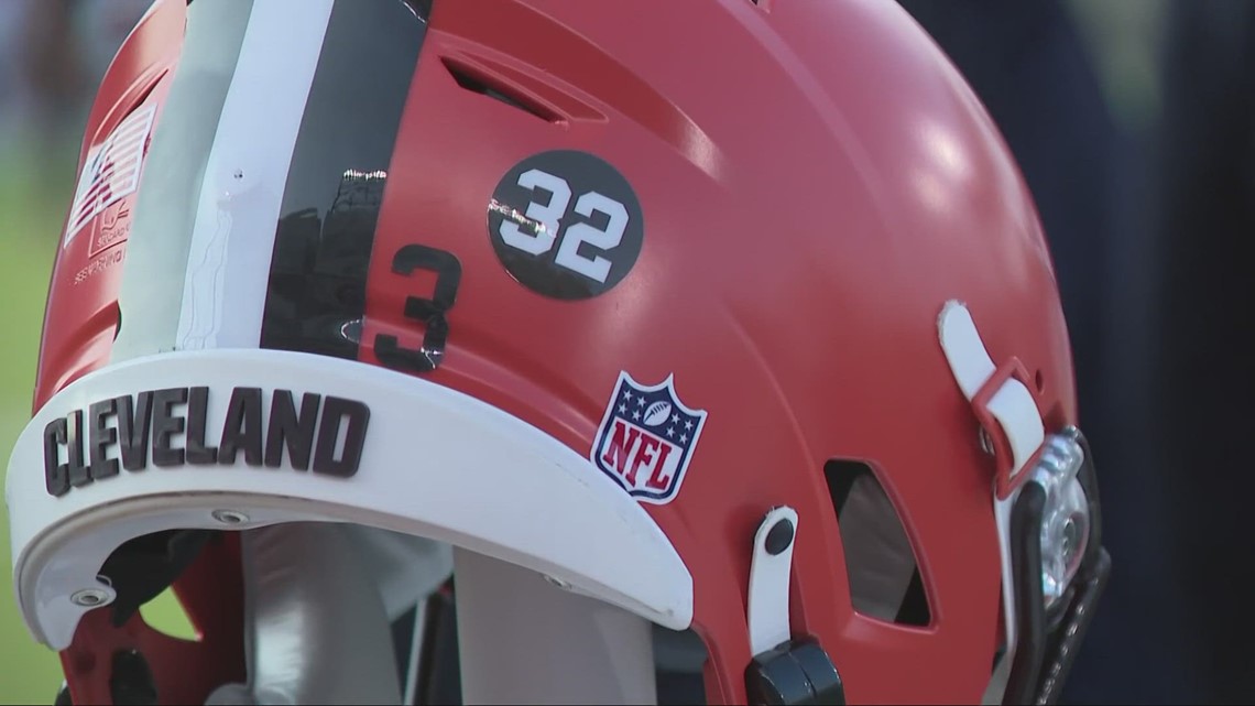 Cleveland Browns to honor Jim Brown with helmet decals