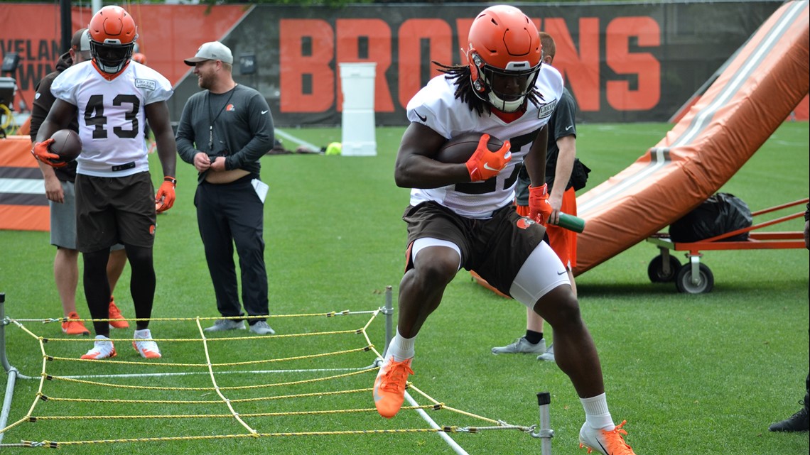 Kareem Hunt cleared to practice in Orange and Brown scrimmage for 1st time  in camp 