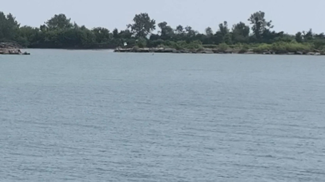 Man rescued after boat capsized on Lake Erie urges others to wear life jackets