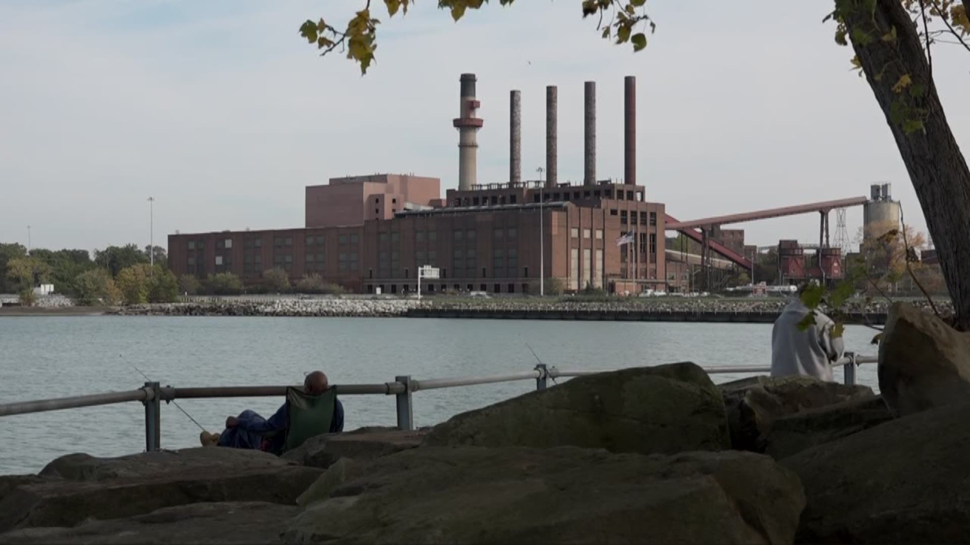 Lakefront power plant smokestacks set for demolition