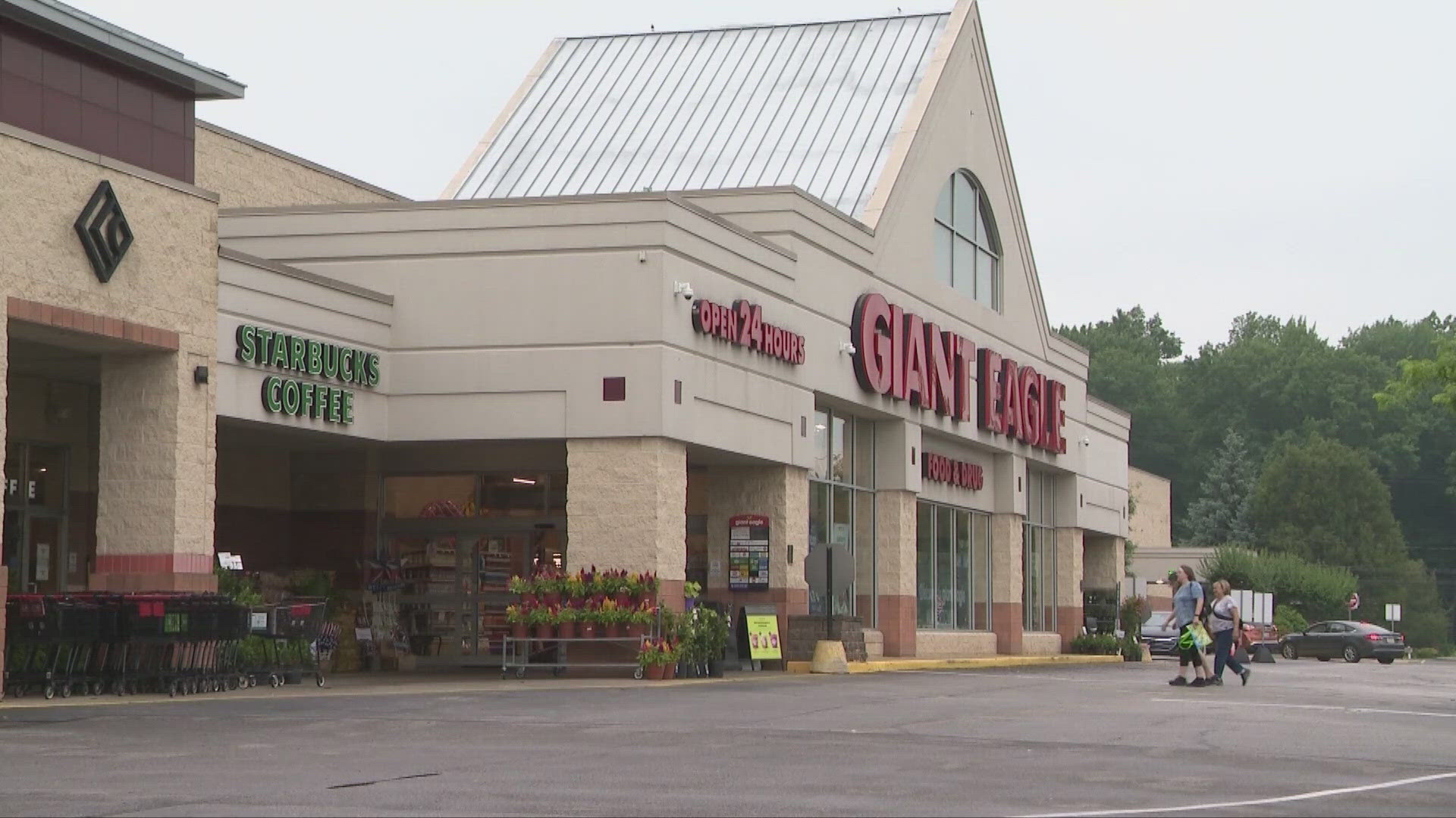 One year after the reusable fabric bags were introduced in Cuyahoga County, Giant Eagle says customers have not taken to the bags in the way the store intended. 