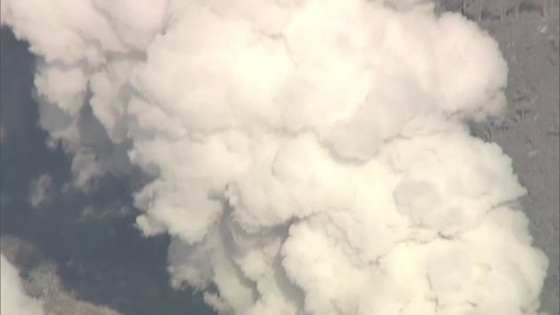 A volcano in southwestern Japan erupts, forcing tourists to evacuate. (VIDEO: NTV)