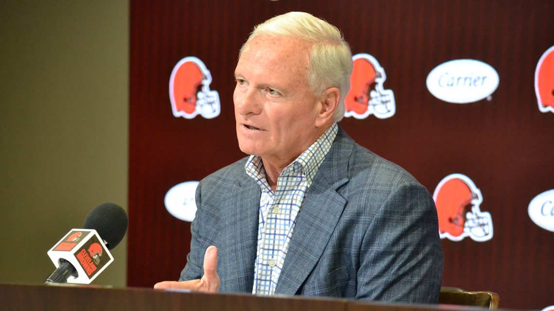 Sashi Brown, acting executive vice president of football operations for the Cleveland  Browns, left, speaks with Browns' owner Jimmy Haslam on the field during  practice before an NFL preseason football game against