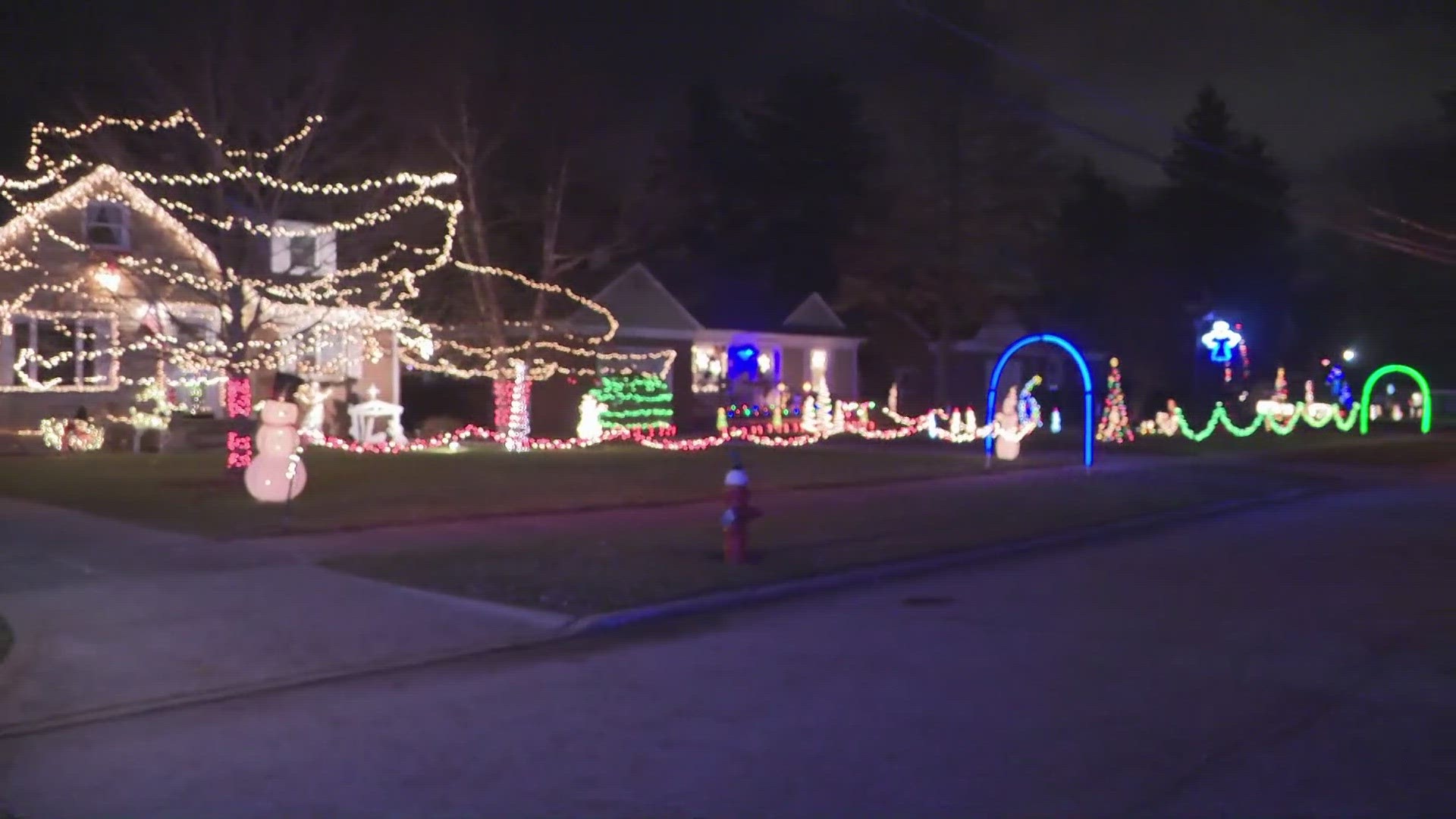 This is so cool! Check out these Christmas decorations on Seabury in Fairview Park.