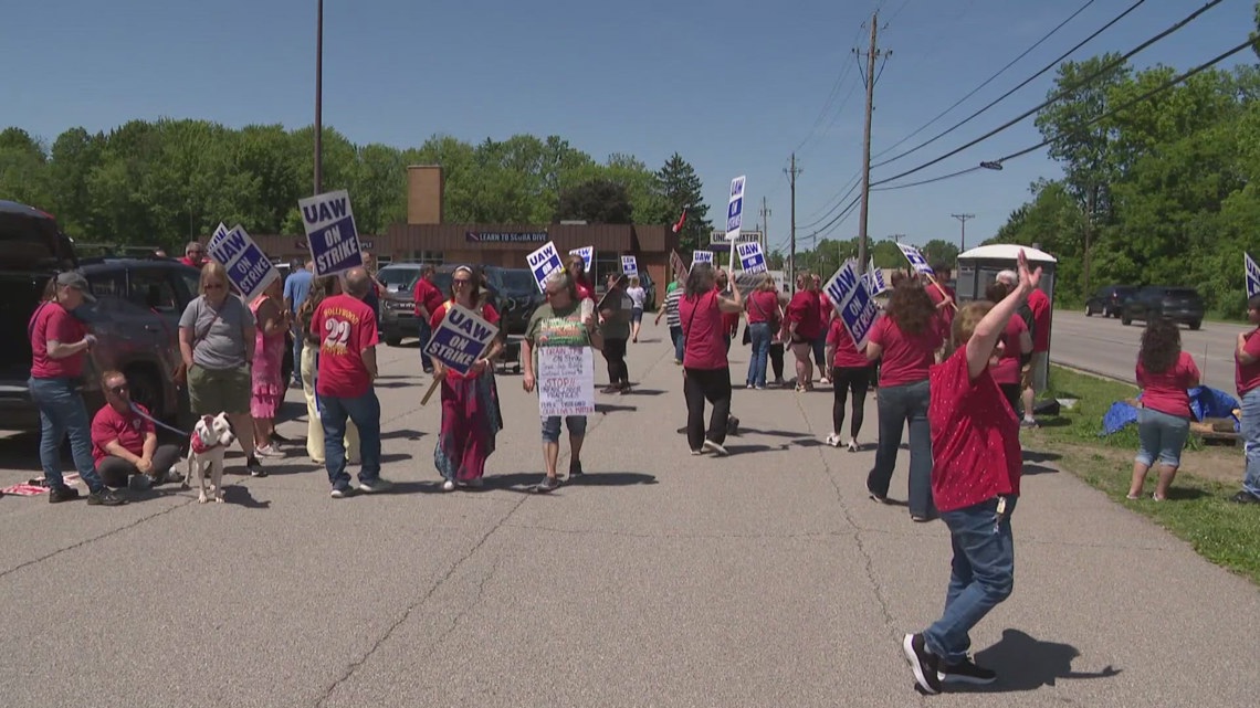 Lorain County Job and Family Services strike hits 100 days as workers demand commissioners return to table