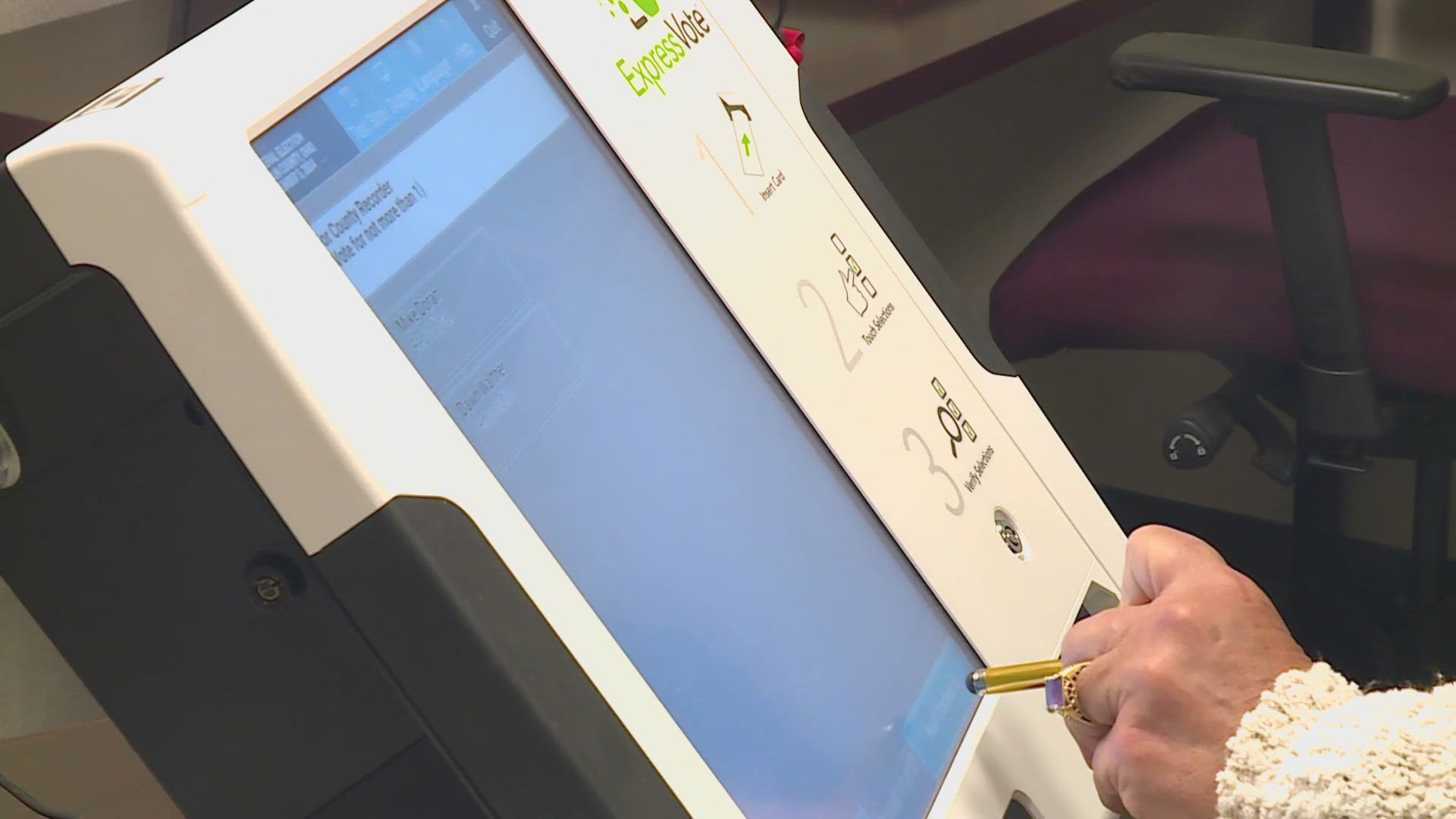 A reddit post claims that if you're not careful, you could skip voting on Ohio's Issue 1 when you're voting electronically. We found the display varies by machine.