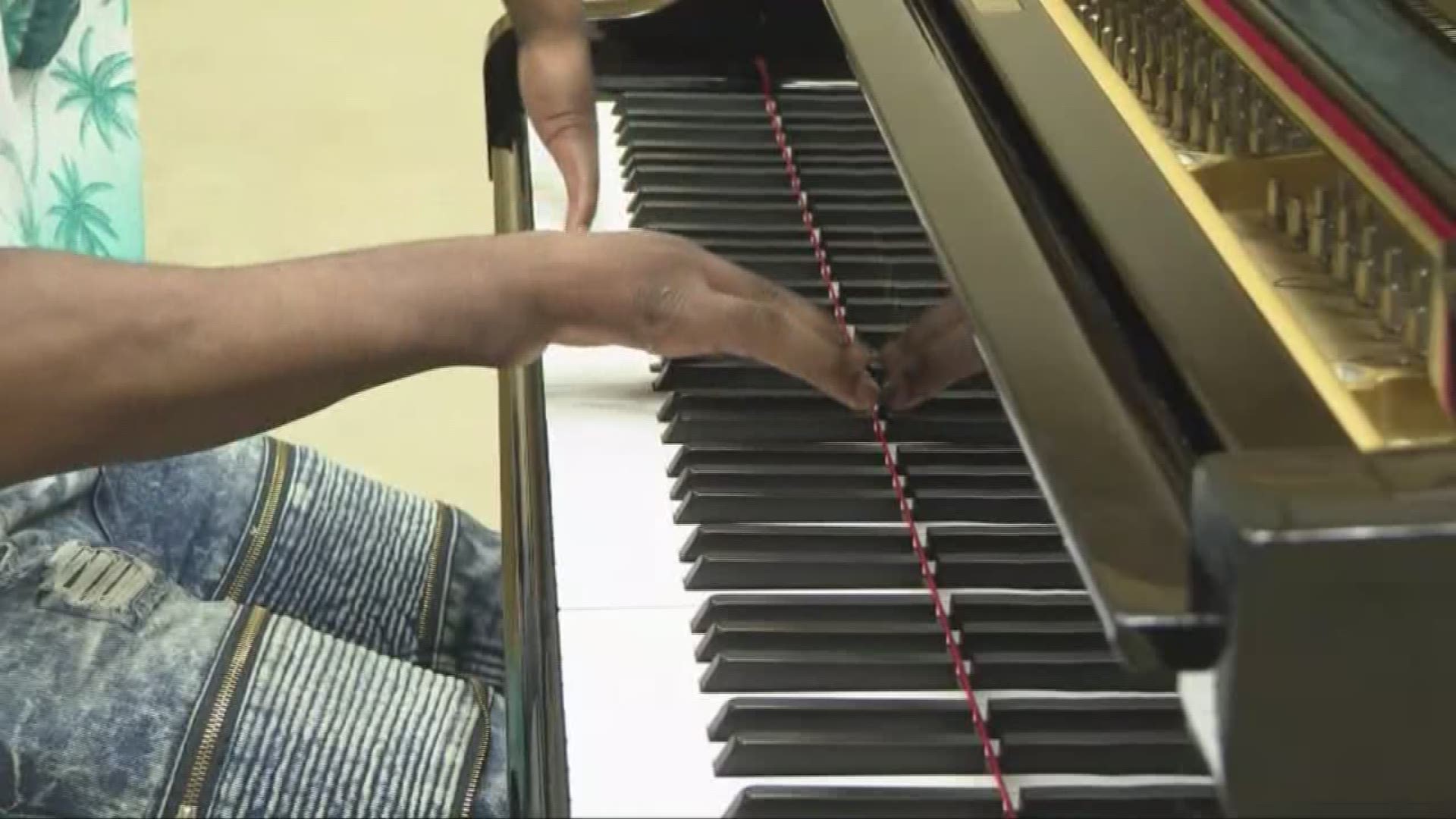 Talented teen piano player born without hands goes viral 