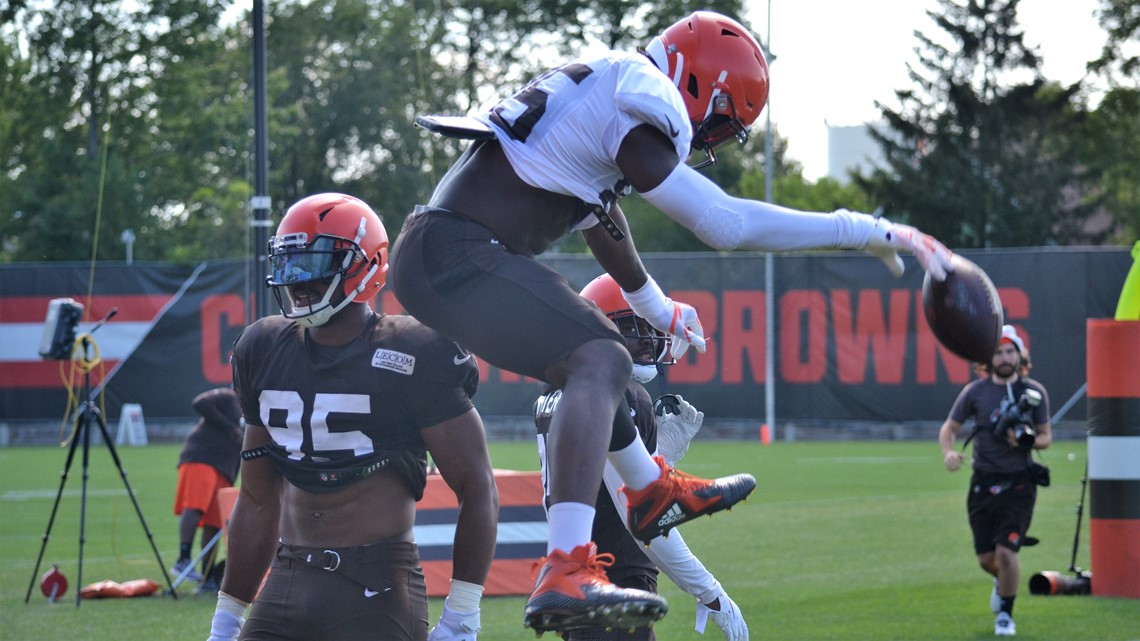 Browns tight end David Njoku suffers broken wrist, may need surgery