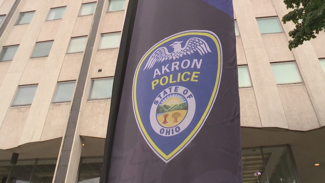 Akron police: 4 injured, including 2 officers, in weekend crash