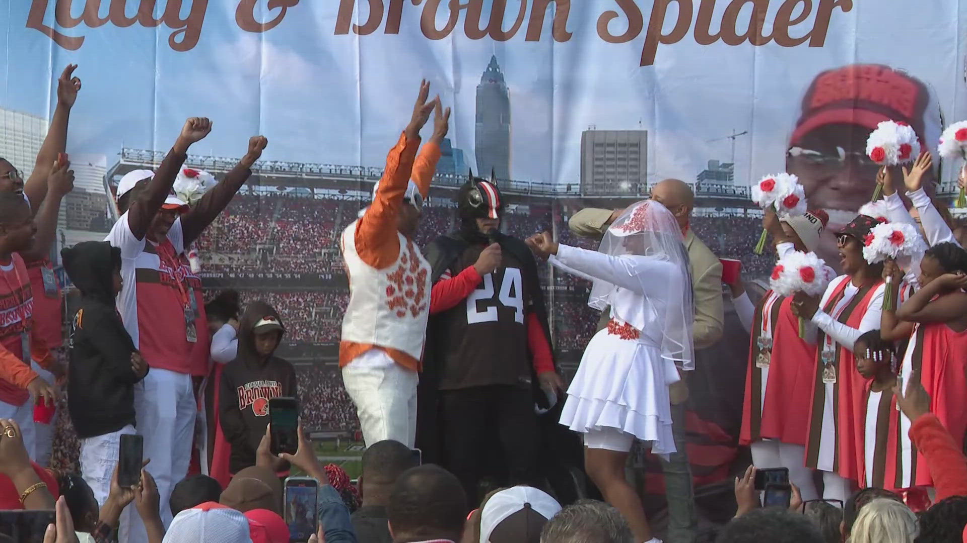 Cleveland Browns fans get married at Muni Lot tailgate ahead of Week 1