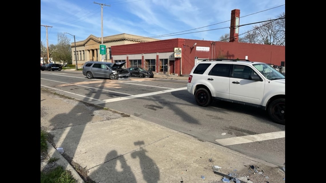 4 car crash in Cleveland leaves male in critical condition