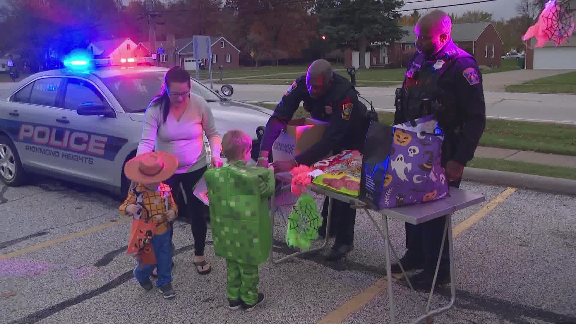 Richmond Heights police pass out candy on trickortreat