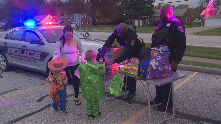 Richmond Heights police pass out candy on trick-or-treat
