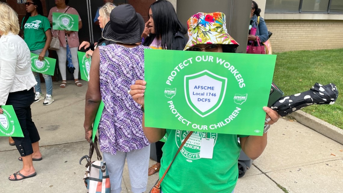 Cuyahoga County social workers, union rally for safer conditions - Vimarsana News