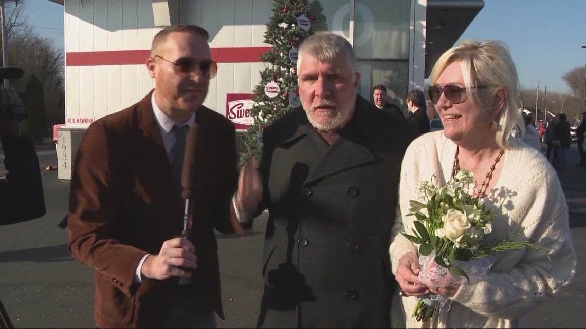 7 Akron couples get married at Swensons: Mike Polk Jr. reports