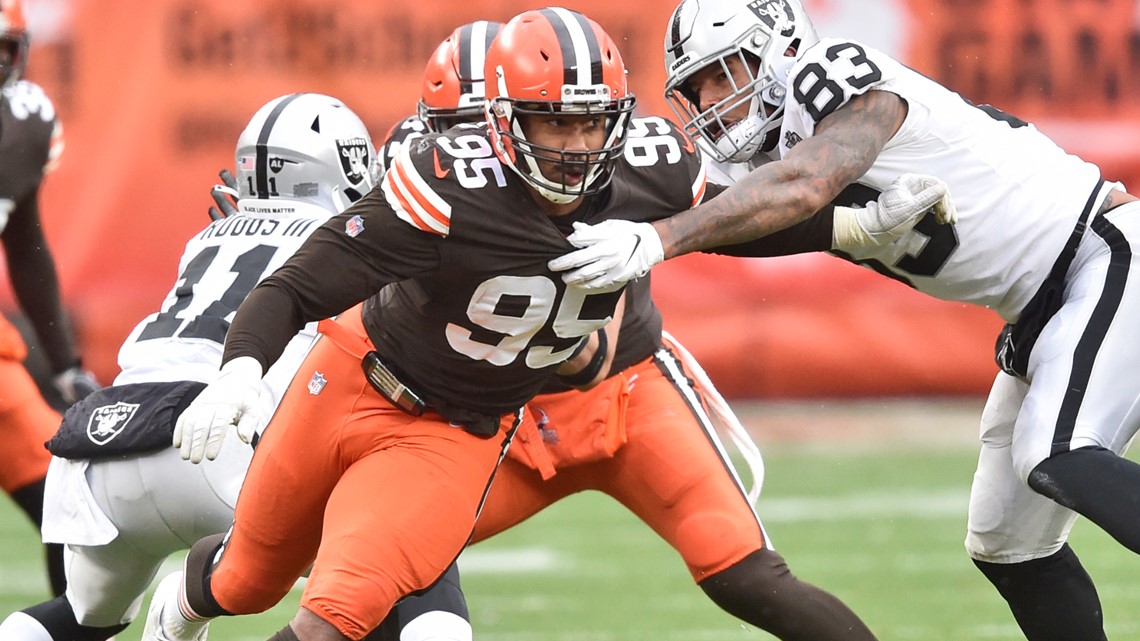 Browns DE Myles Garrett shows athleticism with impressive poster dunk