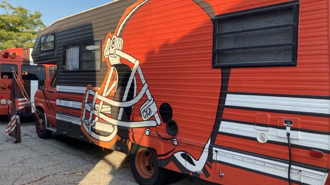 Cleveland Browns start to fill the infamous muni-lot to tailgate