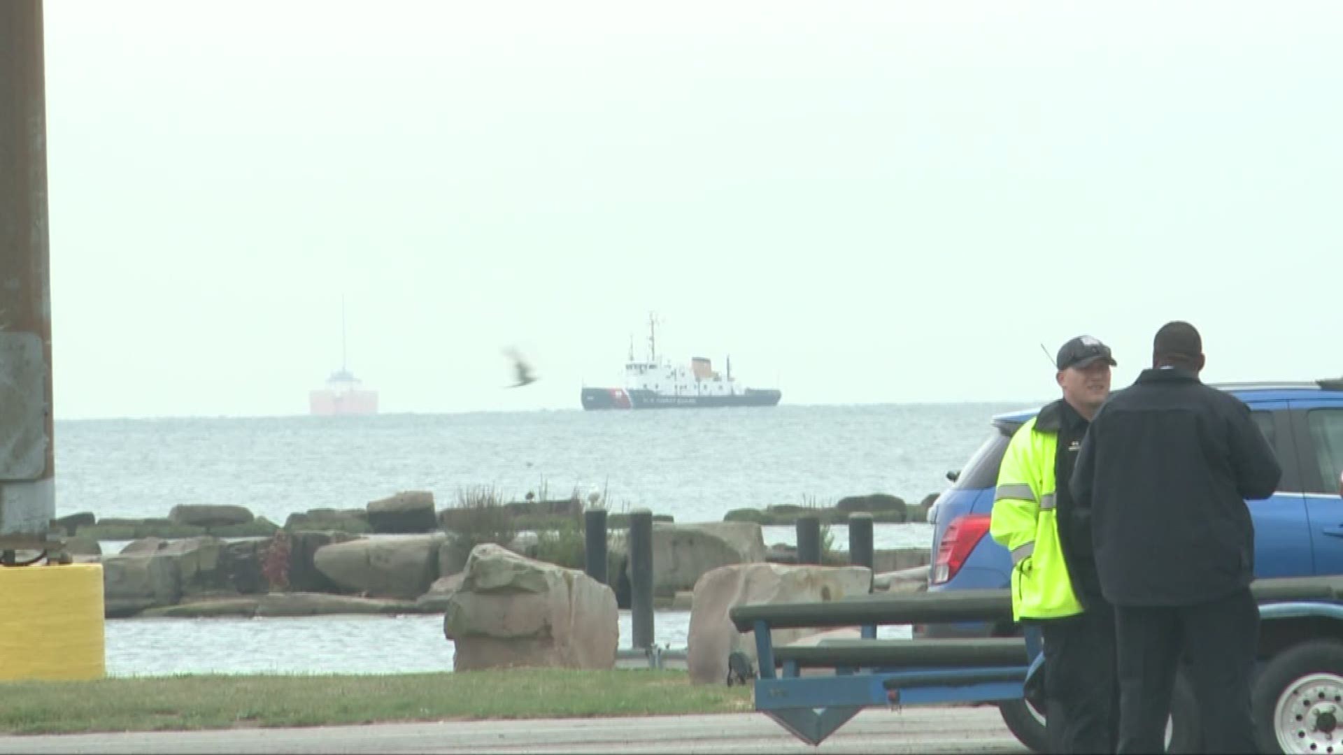 Missing fisherman pulled from Lake Erie alive; search for other(02)