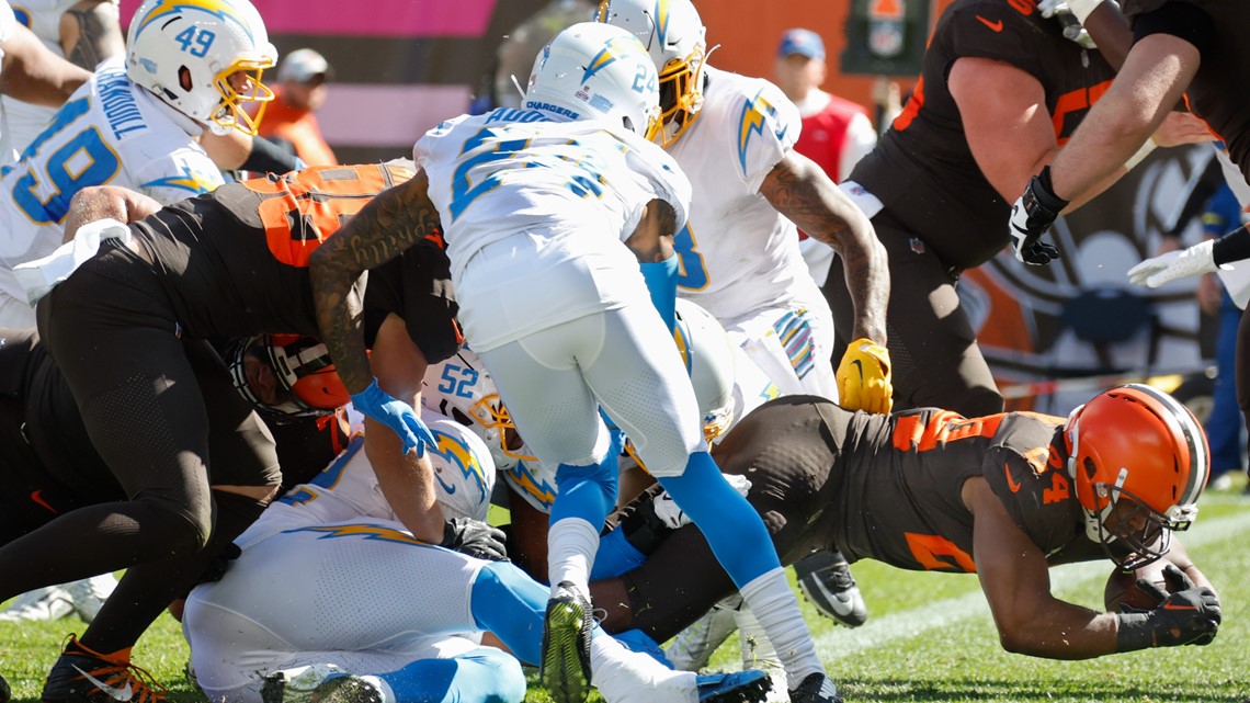 Chargers defeat Browns 30-28 after coach's gamble