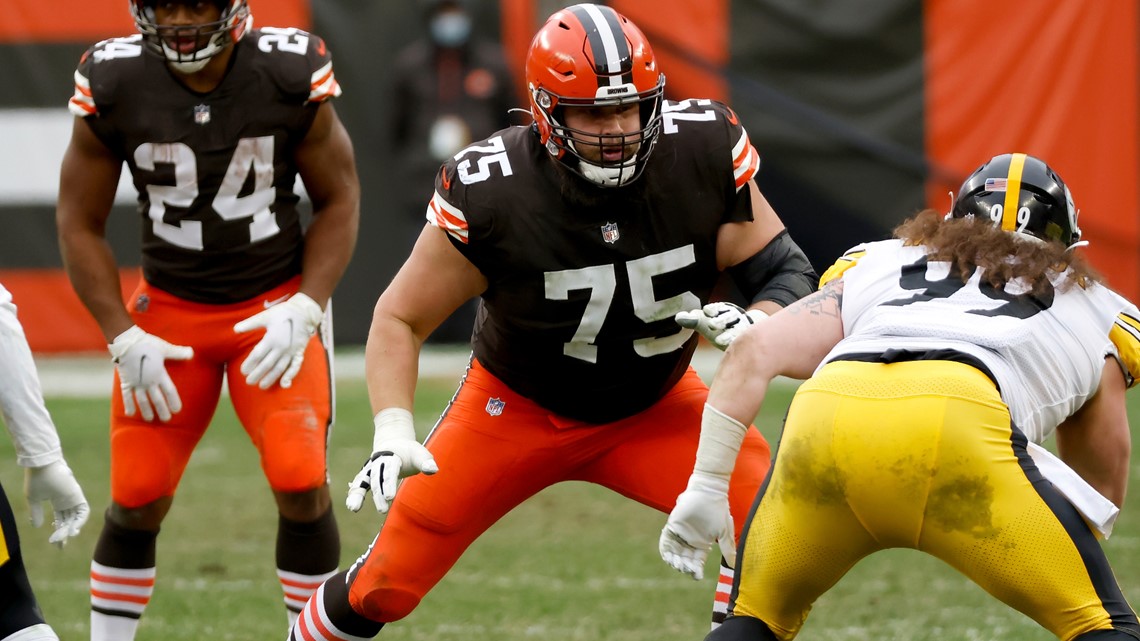 Joel Bitonio activated from COVID-19 reserve list, set to make his playoff  debut against Chiefs