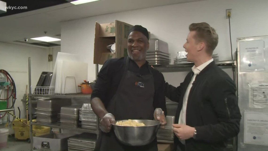 Former NBA star Charles Oakley returns to Cleveland to cook for homeless |  