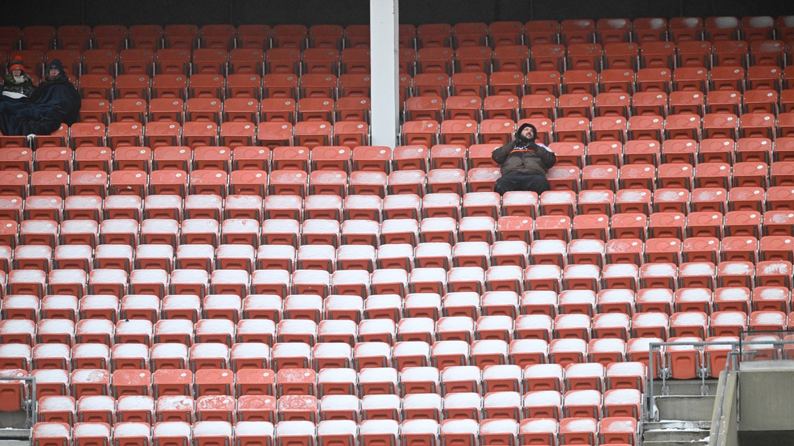 Cleveland Browns fans brave cold weather for Christmas Eve game against New  Orleans Saints