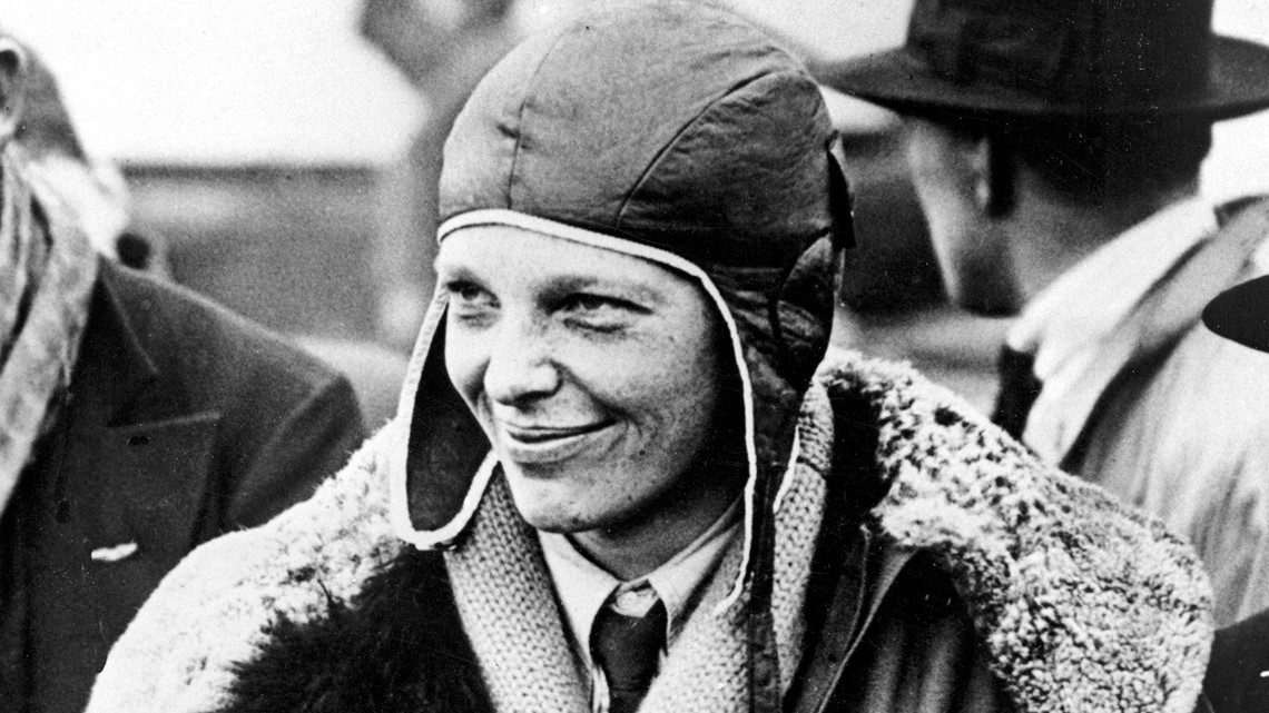 Helmet worn by Amelia Earhart sells for $825,000 at auction - Vimarsana News