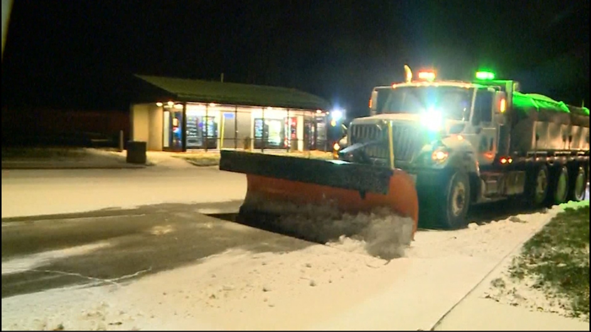 Snowfall seen in Mentor on Monday night