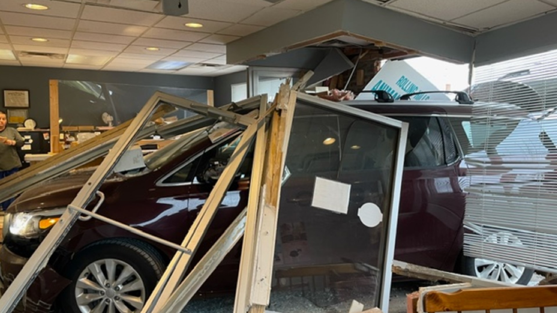 Woman crashes minivan into Brunswick Hills animal hospital | wkyc.com