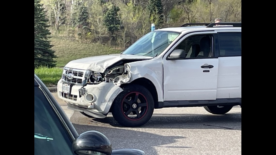 4 car crash in Cleveland leaves male in critical condition