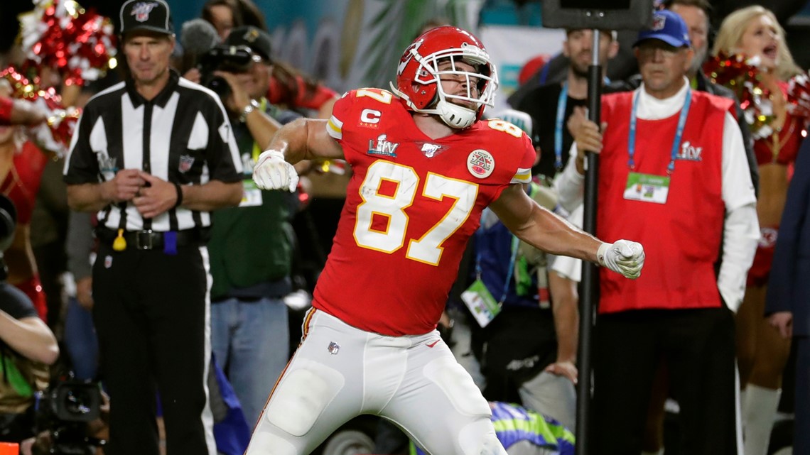 Chiefs' Kelce takes moment to thank military at parade