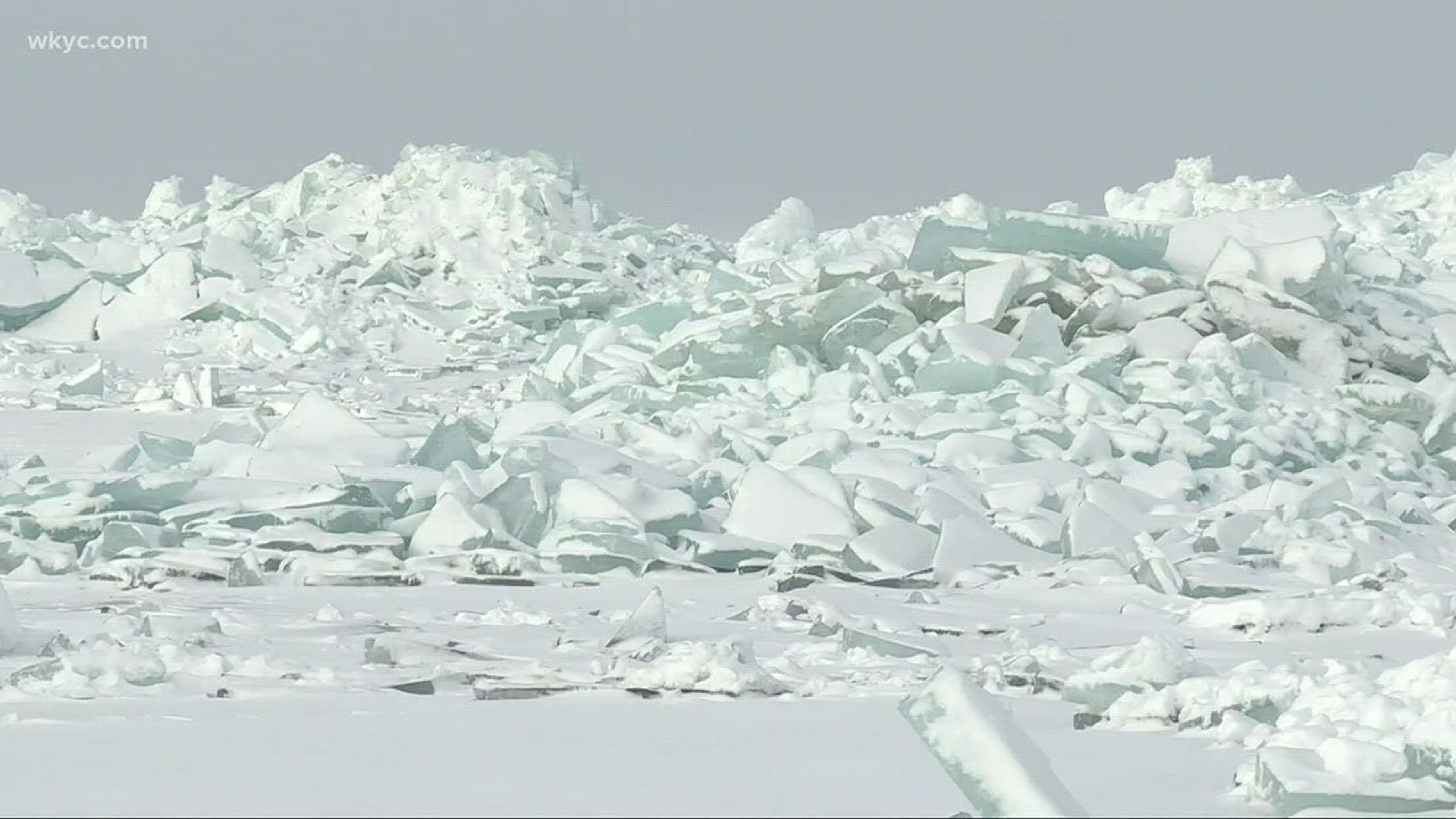 Ice mountains draw crowds to Lake Erie