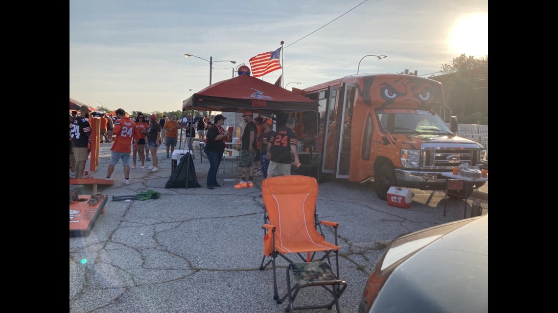 Cleveland Browns' fans flock to first Muni Lot tailgate of the