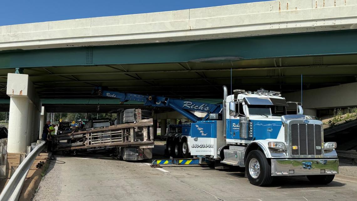 TRAFFIC ALERT | Truck tips over on Harper Road underneath US 422 in Solon; police say traffic is 'a mess'