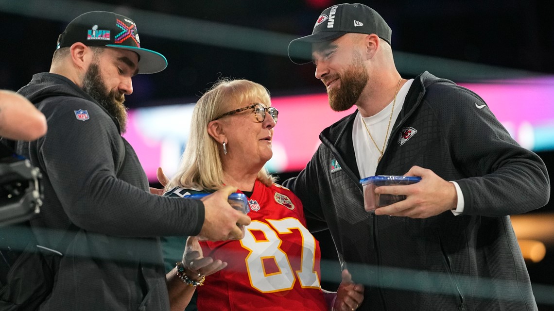 Jason Kelce Arrives to Eagles Practice Wearing Perfect Shirt After