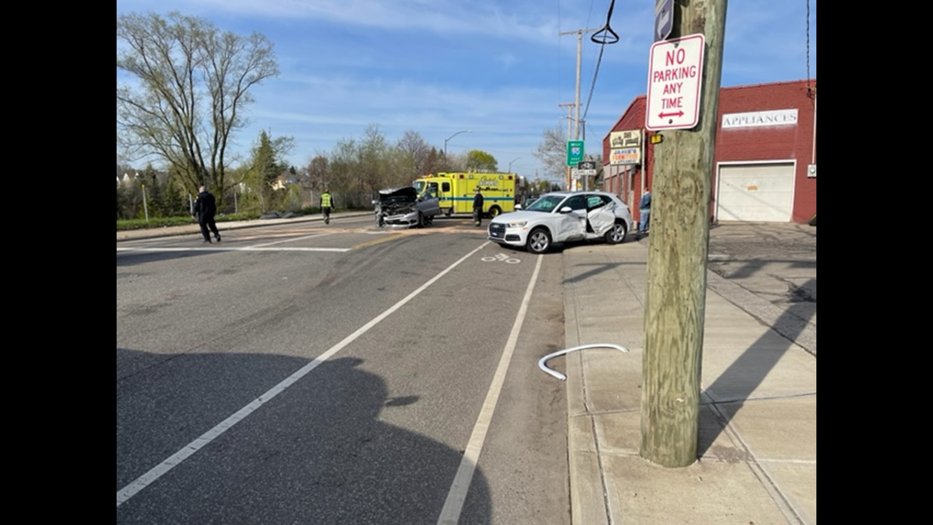 4 car crash in Cleveland leaves male in critical condition