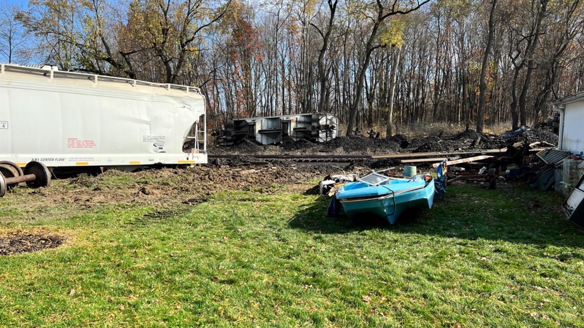 Norfolk Southern freight train derails in Ravenna Township | wkyc.com