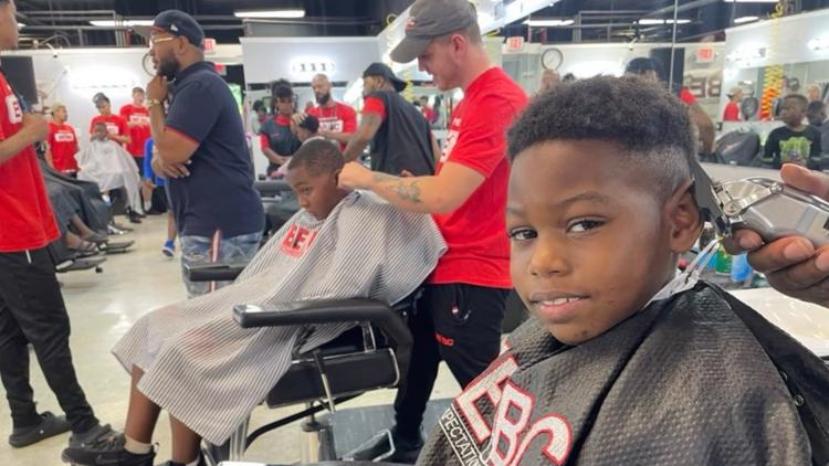 Deer Park barber gives 100 kids free haircut for first day of school