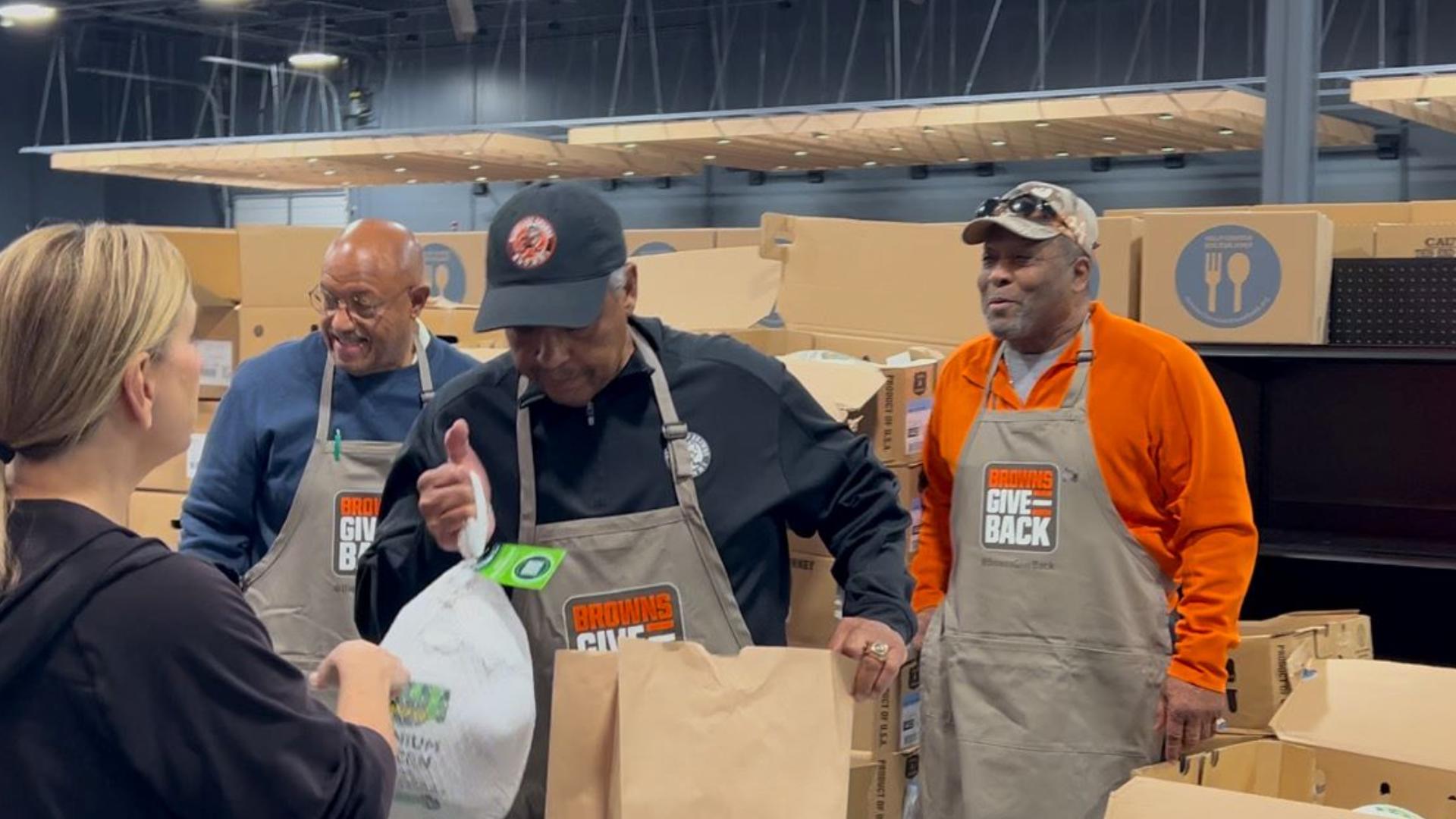 Browns players volunteer at Greater Cleveland Food Bank