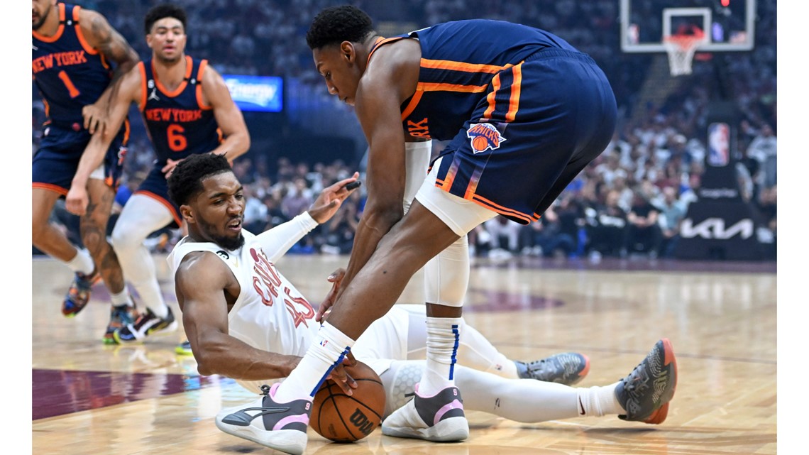 Knicks clamp down on Donovan Mitchell, push Cavaliers to brink of