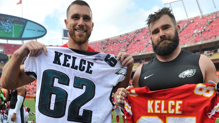 Travis Kelce surprised by mom in postgame press conference