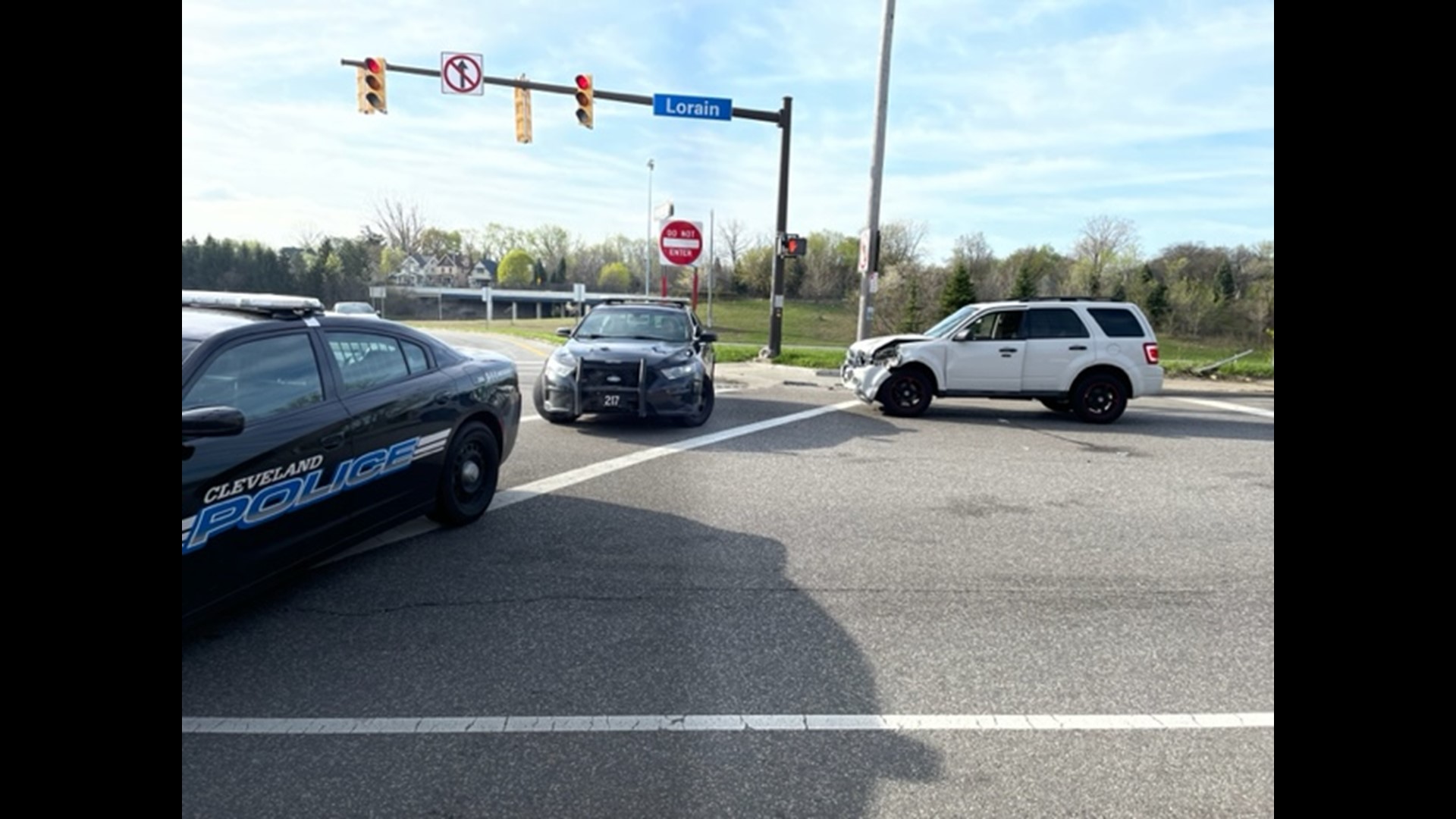 4 car crash in Cleveland leaves male in critical condition