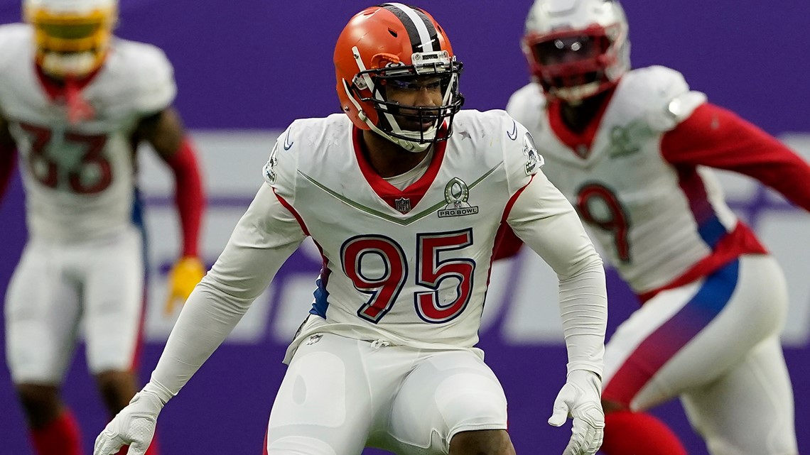 Browns' Myles Garrett shows off hops, dunks all over Celebrity Game - NBC  Sports