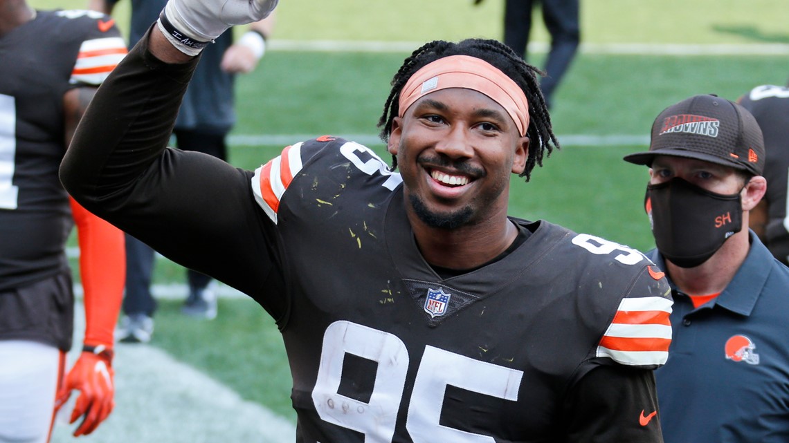 Browns' Myles Garrett approaches Mason Rudolph after victory over