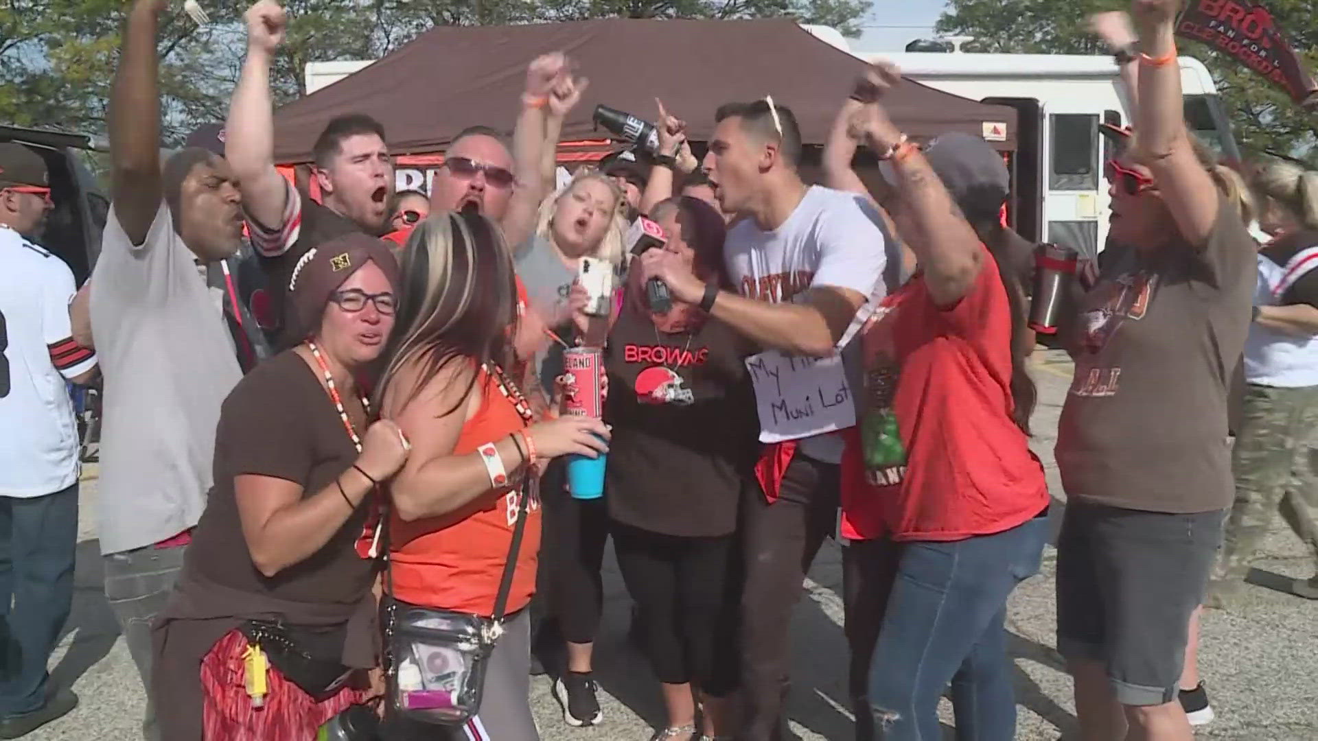 3News' David Greenberg shows us what his first experience was like tailgating with Cleveland Browns fans at the Muni Lot.