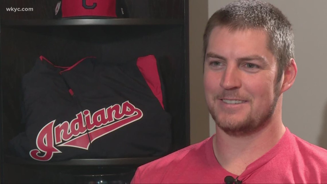 Cleveland Indians players, coaches shave heads to support Mike